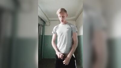 дрочит в подъезде