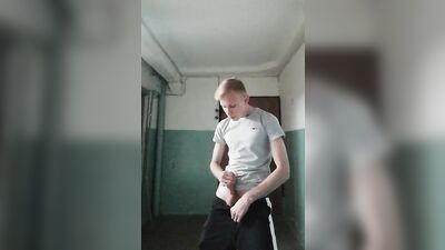 дрочит в подъезде