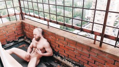Мужик дрочит на балконе 17-го этажа во время карантина