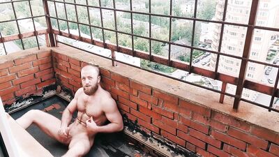 Мужик дрочит на балконе 17-го этажа во время карантина