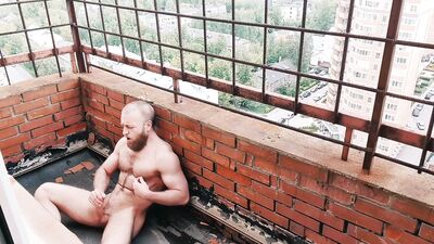 Мужик дрочит на балконе 17-го этажа во время карантина