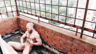 Мужик дрочит на балконе 17-го этажа во время карантина