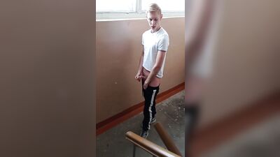 красавчик дрочит свой большой член в подъезде