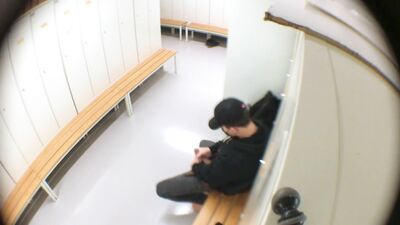 Horny dude jerking off in the locker room