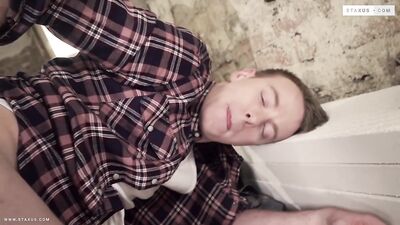 Jeune ouvrier se fait marteler le cul comme une chienne – Milan Sharp, Rudy Stone