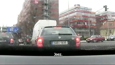 Il se fait baiser par un hétéro dans la bagnole