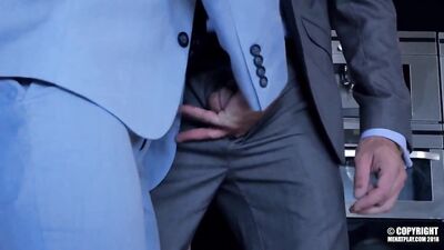 Une grosse bite sous le costume qui va combler Andy Star