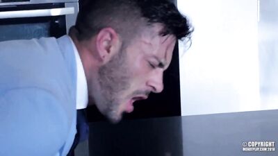 Une grosse bite sous le costume qui va combler Andy Star