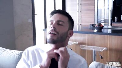 Une grosse bite sous le costume qui va combler Andy Star