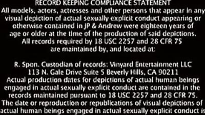 Jeune garçon efféminé se fait prendre dans la cuisine par son colocataire