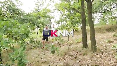 Un beau cul se fait éclater en plein forêt