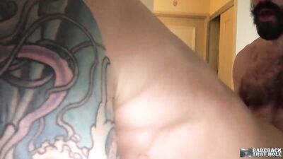 Tatouaged Stallion Dominated by Chubby Twink in Raw Sexcapade!