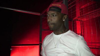 Skinhead suce dans les gloryholes et est baisé sur un sling par un lascars black