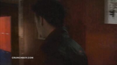 Jeunes mecs dans les glory holes de l'Aqua Sauna Club de Nantes | CrunchBoy