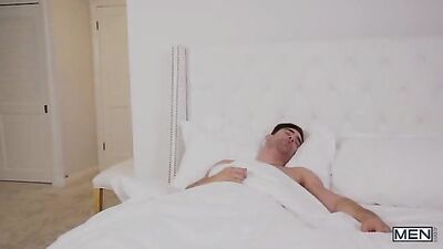 Son fantasme devient réalité, enfin il se fait baiser par son colocataire