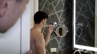 Vadim Black se branlait sous la douche quand son colocataire l'a rejoins