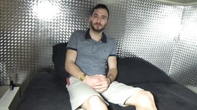 Jh gay amateur passe un casting porno dans un sauna et rencontre un hardeur
