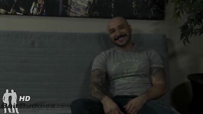 Straight Guy Gets Down and Dirty with Hot Muscled Hunk!