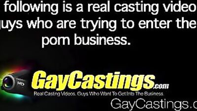 Un mec tatoué passe un casting porno