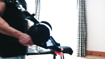 Canadien musclé teste une fuck machine (fleshlight)