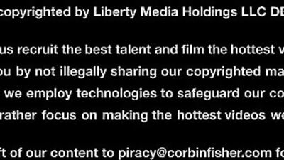 2 beaux mâles se réveillent avec une érection matinale, comment la calmer ?