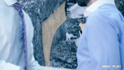 Enzo Rimenez essaie son costume de mariage puis perfore l'anus de son assistant Dario Beck