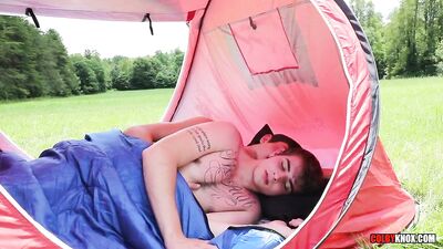 Il baise son meilleur pote endormi sous une toile de tente au camping