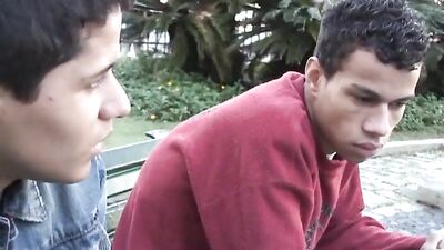 Jeune mec latino avec une bite énorme