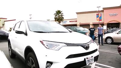 Beau mâle asiatique musclé baisé de force