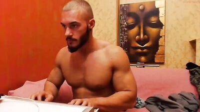 Chaturbates Hottest Male Model: Titanhunk in Action!