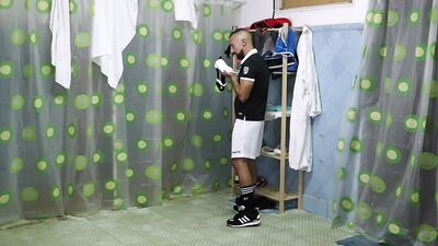 Il branle de force deux jeunes soumis