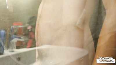 Coloc voyeur reçoit une belle bite dans son cul serré – Casper Ivarsson & Jerome James