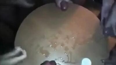 Concours d'éjaculation a 5 mecs autour de la table
