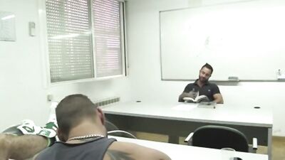 Abus d'autorité : Domination avec les pieds