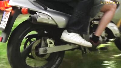 Bareback en forêt entre deux motards