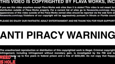 Jeune renoi passif s'assoit sur le gros calibre d'un bad boy