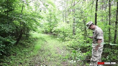 Marines avec de grosses bites baisent dans les bois