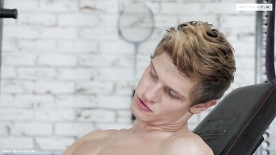 Gay Porn Video - Jh se sucent à la salle de sport