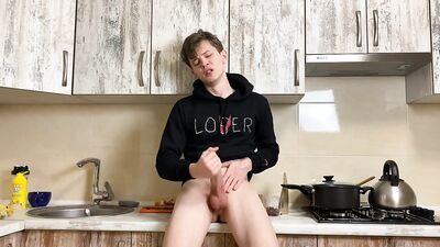 Jeune mec chaud se masturbe dans la cuisine