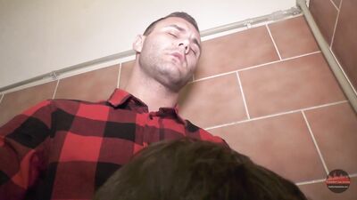 SEX ADDICT ENCULÉ DANS DES CHIOTTES PUBLIQUES