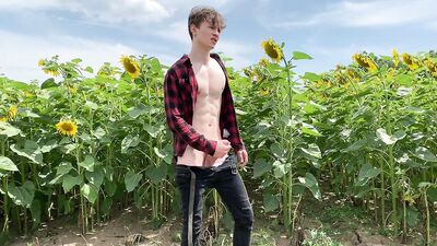 Perfectly Shaped Body Sways in the Fields - Gay Outdoor Porn