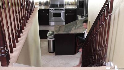 Bogoss baise un fleshlight et est surpris par son colocataire gay