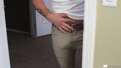 Bogoss baise un fleshlight et est surpris par son colocataire gay