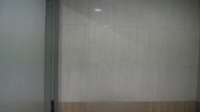 Jeune beur suce dans les chiottes