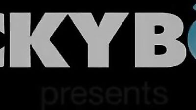 Arabe muscle sodomise un jeune mec dans sa chambre d hotel