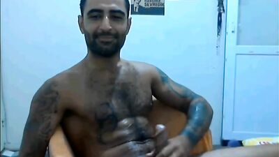 Turc Hot éjacule sur son torse