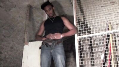 Plan discret avec un rebeu hétéro