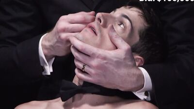 Bear défonce le petit cul d'une crevette