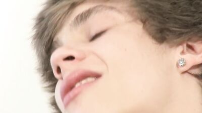 Il mate la grosse bite de son coloc dans la salle de bain – Justin Conway & Justin Boyle