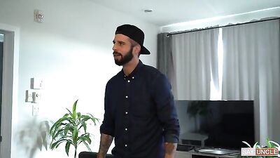 Footballers Hot Son Gets Taken Care of by His Dad - Romeo Davis & Felix ODair Footballeur hipster beau père fils papa casquette